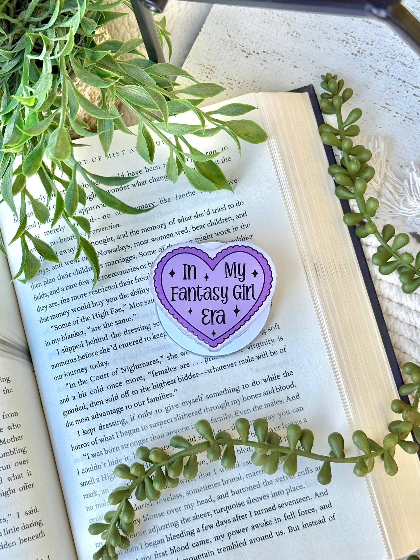 Romantasy Era Magnetic Kindle Grip