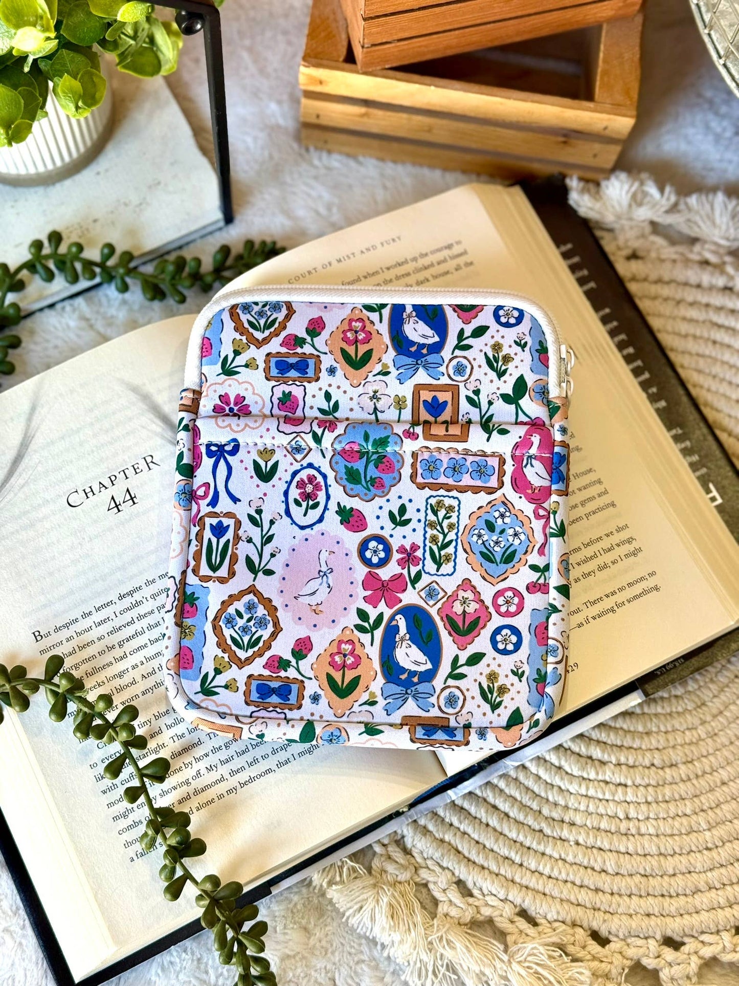 Reading Coquette Goose Kindle Sleeve | Kindle Sleeve |