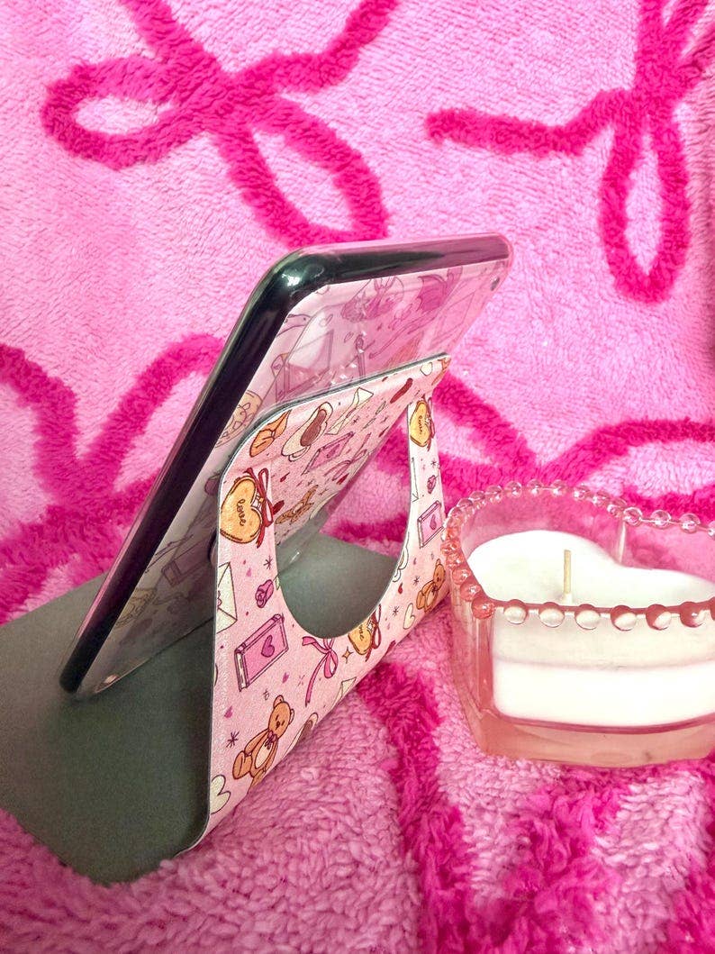 Romance Reader Magnetic Removable Kindle Case: Hand-Drawn E-Reader Cover