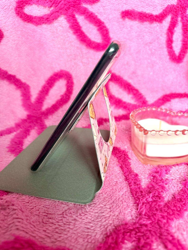 Romance Reader Magnetic Removable Kindle Case: Hand-Drawn E-Reader Cover