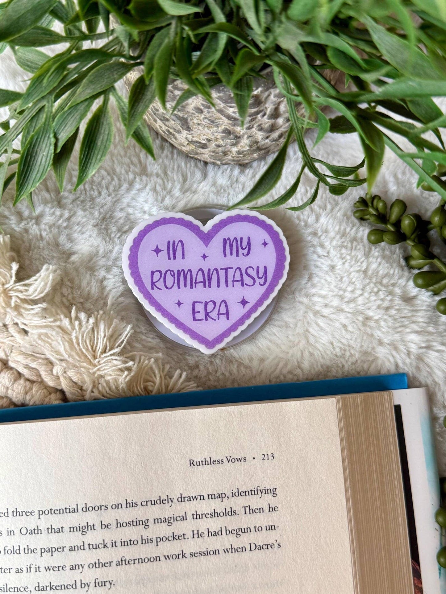 Romantasy Era Magnetic Kindle Grip