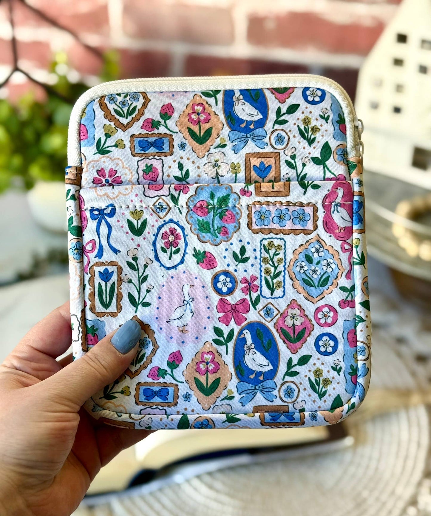 Reading Coquette Goose Kindle Sleeve | Kindle Sleeve |