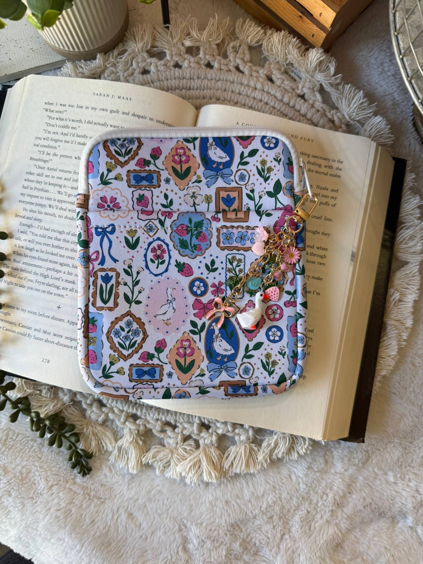 Reading Coquette Goose Kindle Sleeve | Kindle Sleeve |