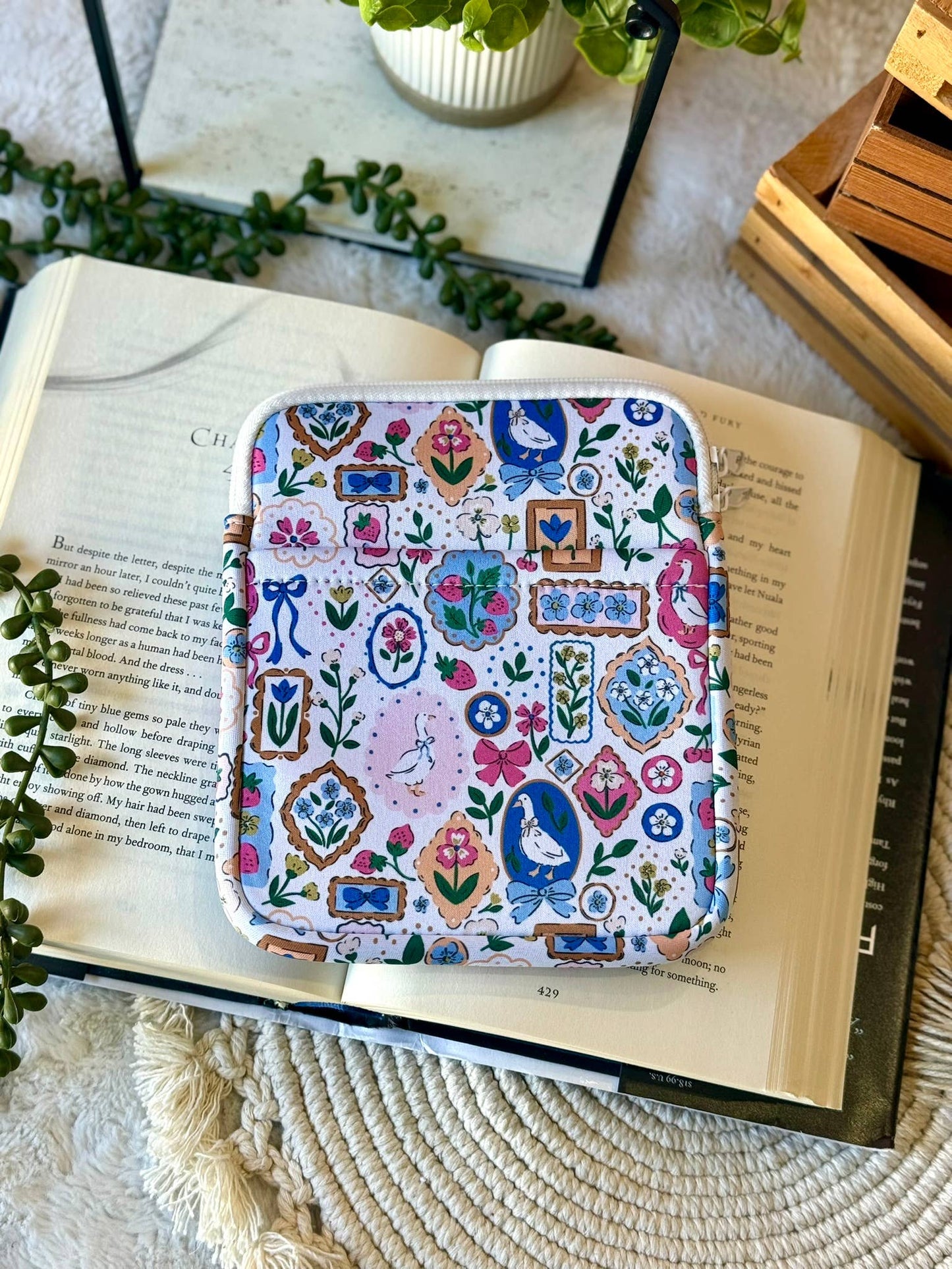 Reading Coquette Goose Kindle Sleeve | Kindle Sleeve |